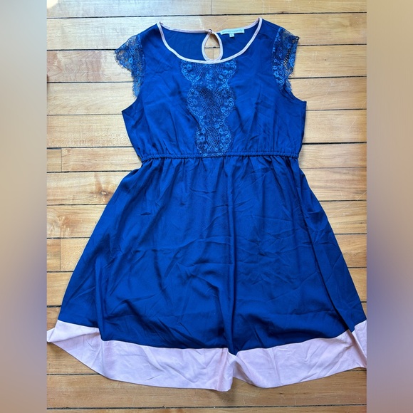 Kimi & Kai lace trimmed colour block maternity dress - Picture 3 of 9